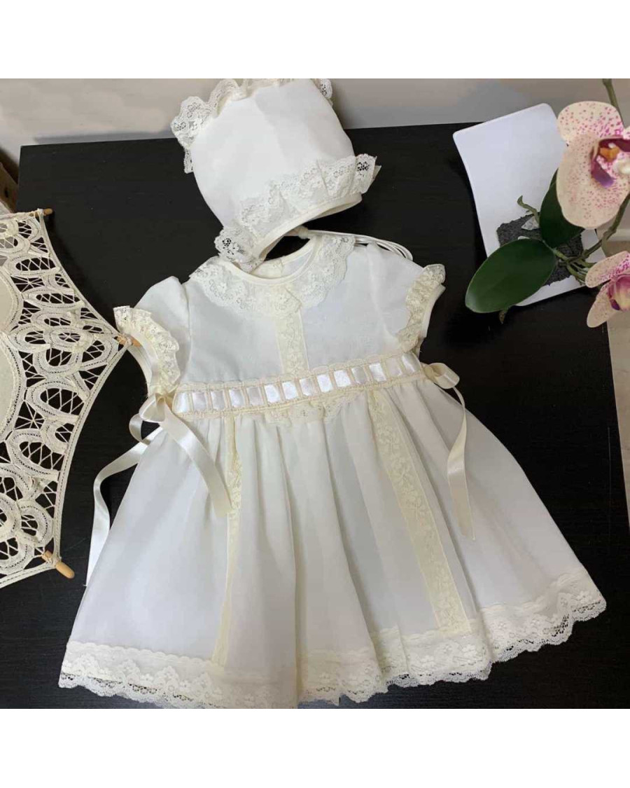 Vestido de organza con capota