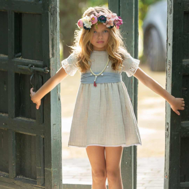 Vestido marfil con fajín azul empolvado