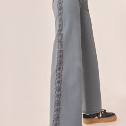 Pantalón recto denim con bordado lateral