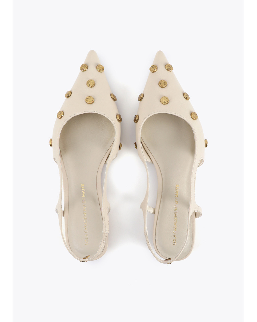 Zapato de tacón con detalle de tachas