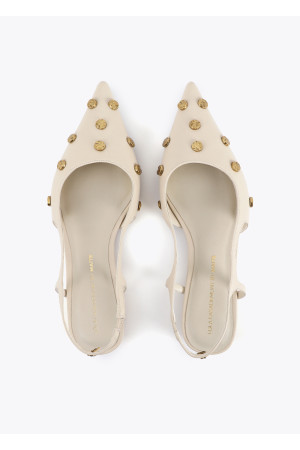 Zapato de tacón con detalle de tachas