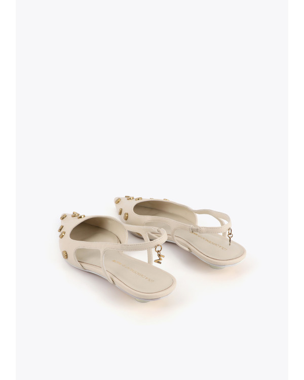 Zapato de tacón con detalle de tachas