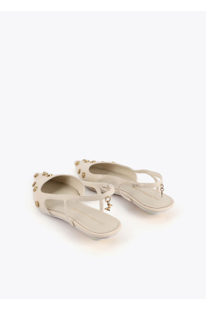 Zapato de tacón con detalle de tachas