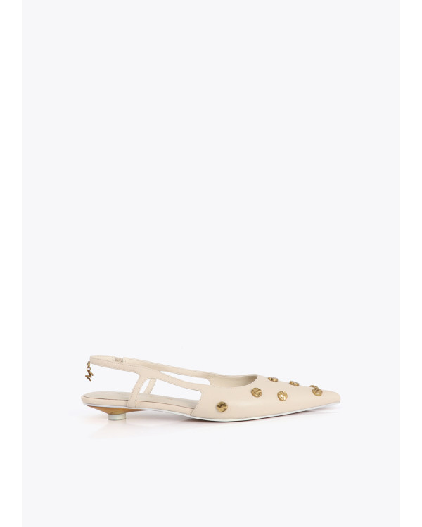 Zapato de tacón con detalle de tachas