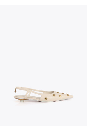 Zapato de tacón con detalle de tachas