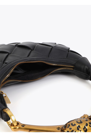 Bolso negro trenzado media luna asa leopardo