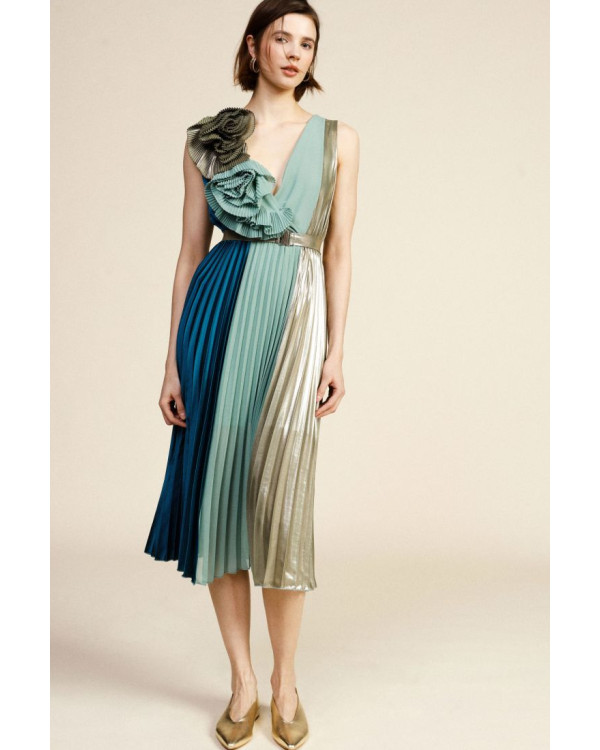 Vestido plisado con aplique...