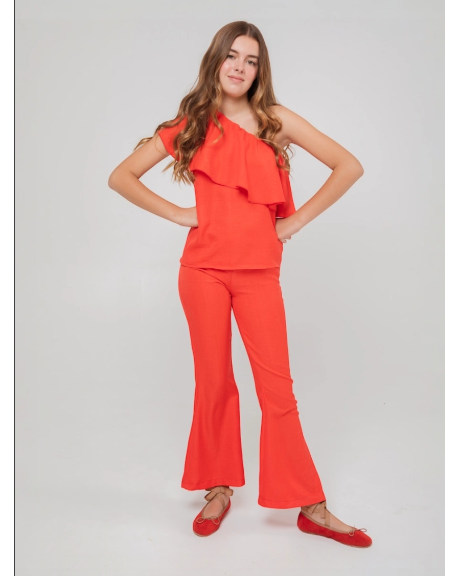 Conjunto rojo top asimetrico y pantalón flare