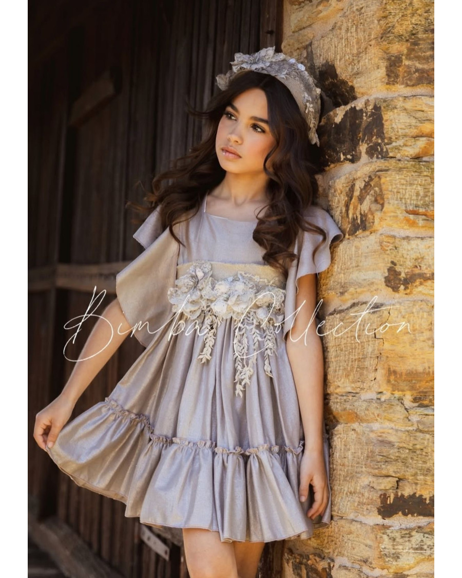 Vestido ceremonia gris con cinturón floral