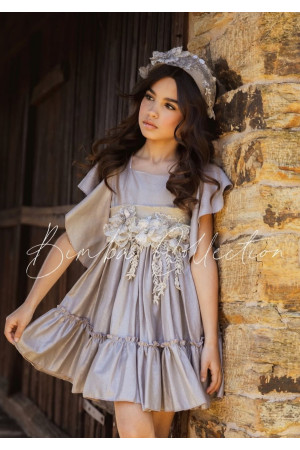 Vestido ceremonia gris con cinturón floral