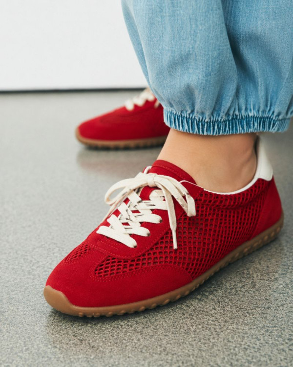 Deportiva troquelada roja