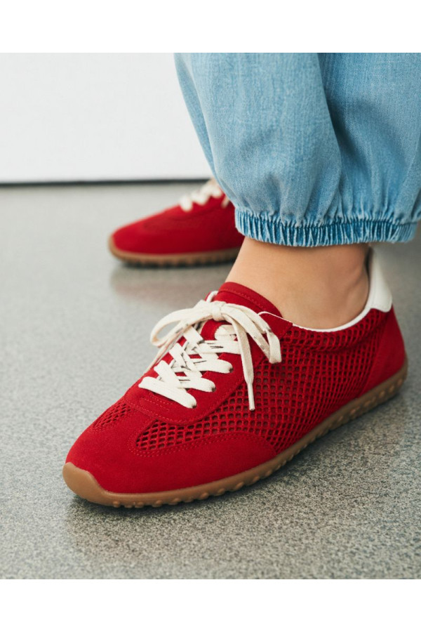 Deportiva troquelada roja