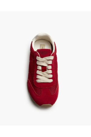 Deportiva troquelada roja