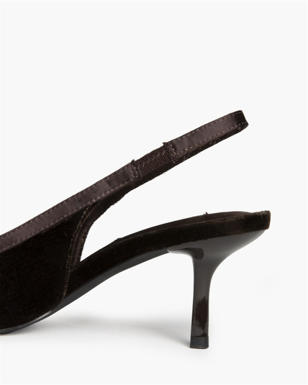Zapato salón tacón fino color café