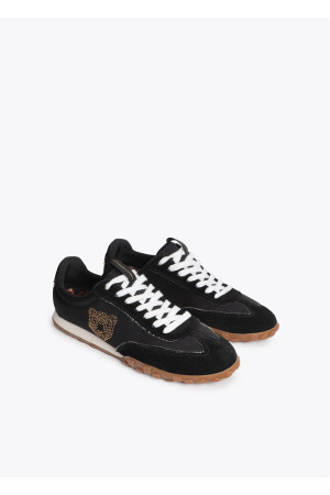 Deportiva con tachas combinadas de piel