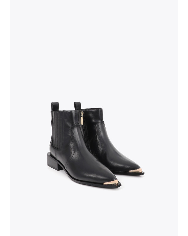 Botín estilo cowboy de piel negro con tachas