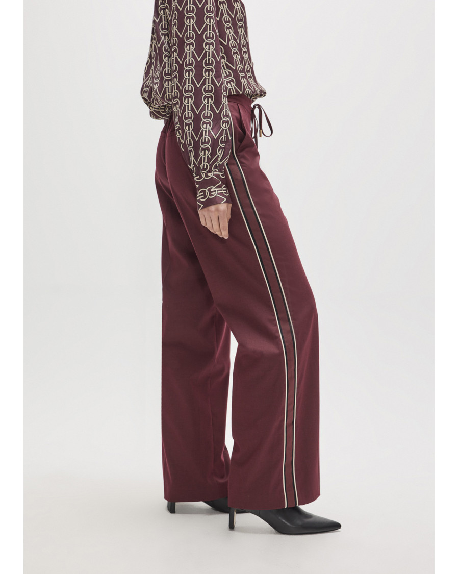 Pantalón fit paris con banda lateral color burdeos