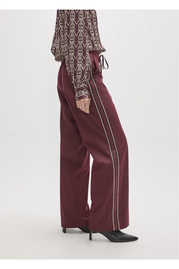 Pantalón fit paris con banda lateral color burdeos