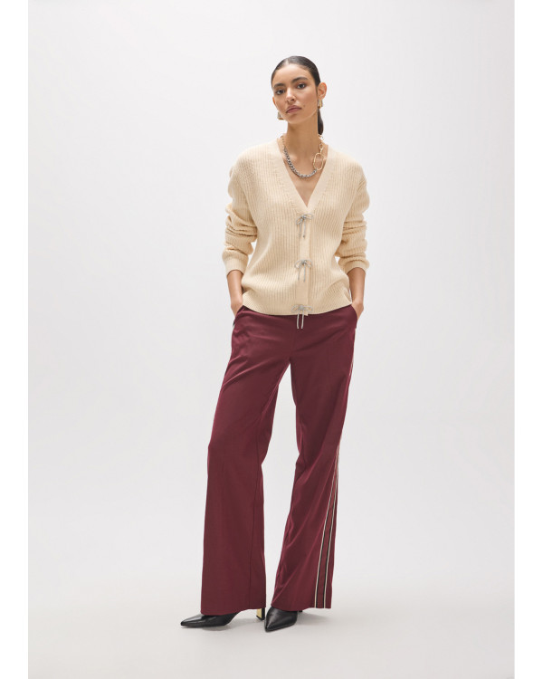Pantalón fit paris con banda lateral color burdeos