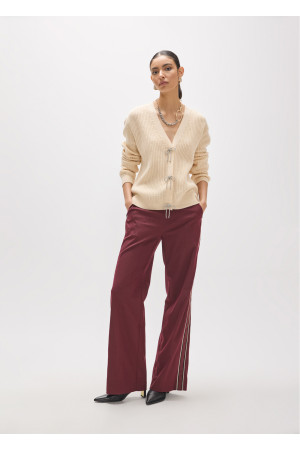 Pantalón fit paris con banda lateral color burdeos