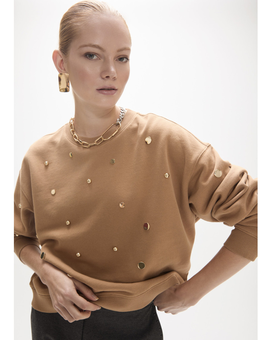 Sudadera camel con detalles de tachas en el delantero