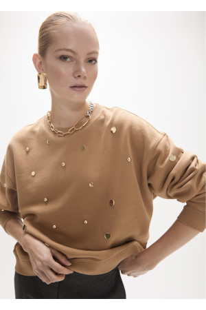 Sudadera camel con detalles de tachas en el delantero