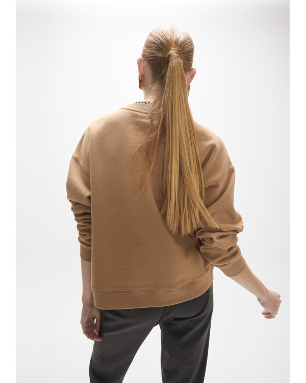 Sudadera camel con detalles de tachas en el delantero