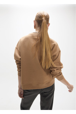Sudadera camel con detalles de tachas en el delantero