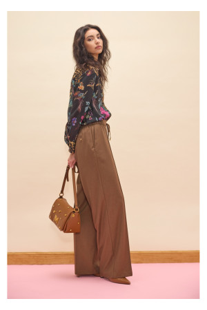 Pantalón fit paris marrón con goma cinturilla