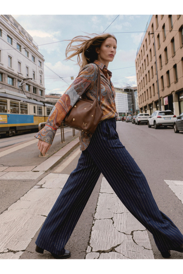 Camisa regular estampada con piping a contraste