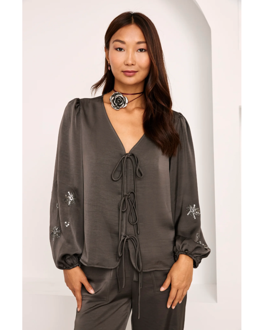 Blusa con apliques pedrería en mangas