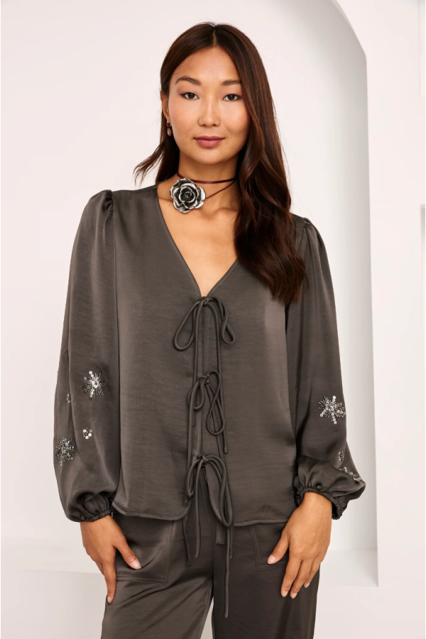 Blusa con apliques pedrería en mangas