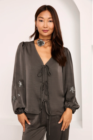 Blusa con apliques pedrería en mangas