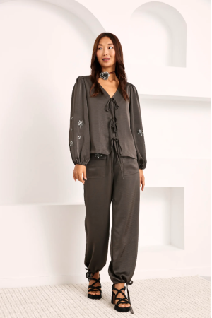 Blusa con apliques pedrería en mangas