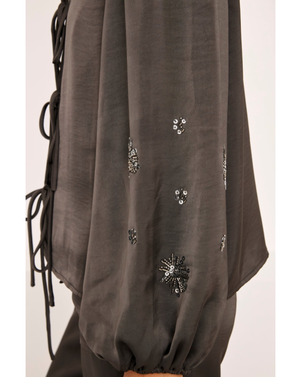 Blusa con apliques pedrería en mangas