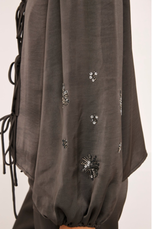 Blusa con apliques pedrería en mangas
