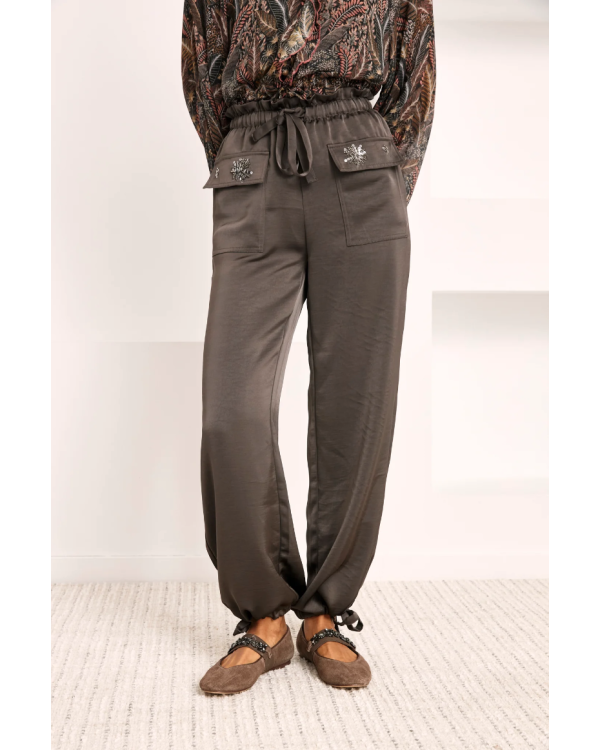 Pantalón liso con aplique pedrería en bolsillo.