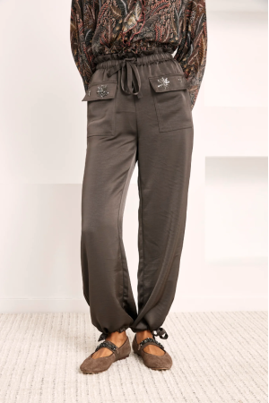 Pantalón liso con aplique pedrería en bolsillo.