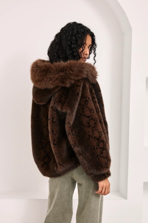 Abrigo pelo estampado con capucha