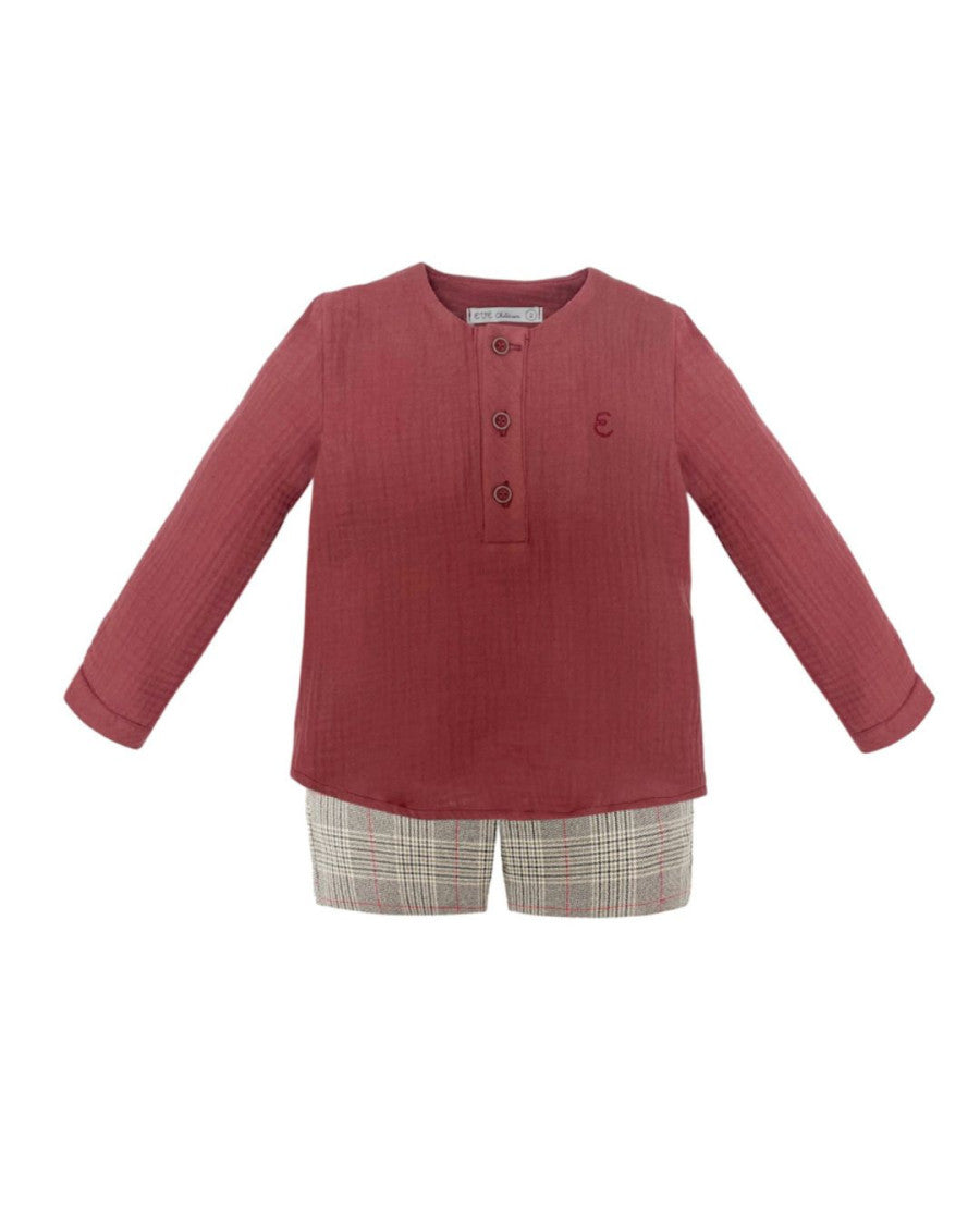 Conjunto niño camisa y pantalón gris.