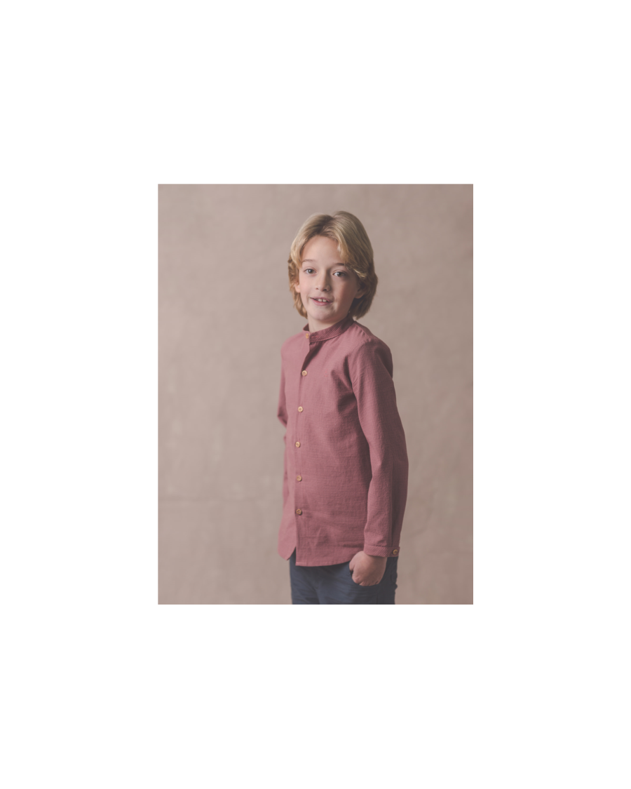 Conjunto niño camisa y pantalón gris.