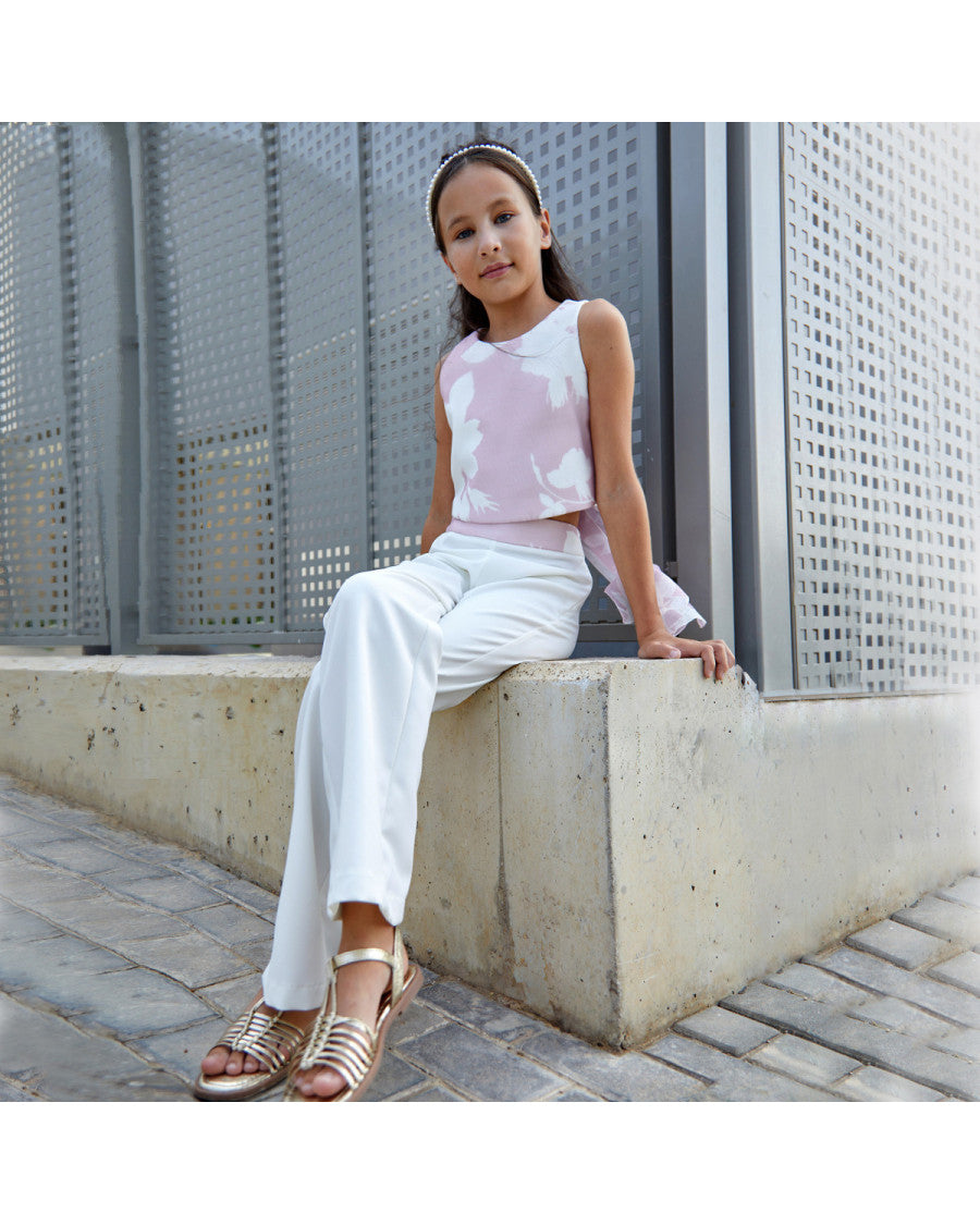 Conjunto top estampado rosa y pantalón.