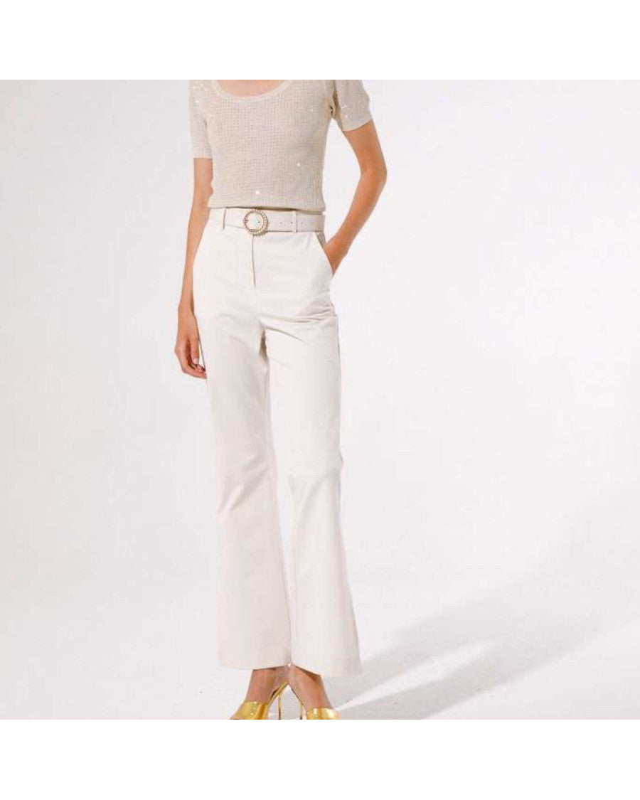 Pantalón beige con cinturón joya