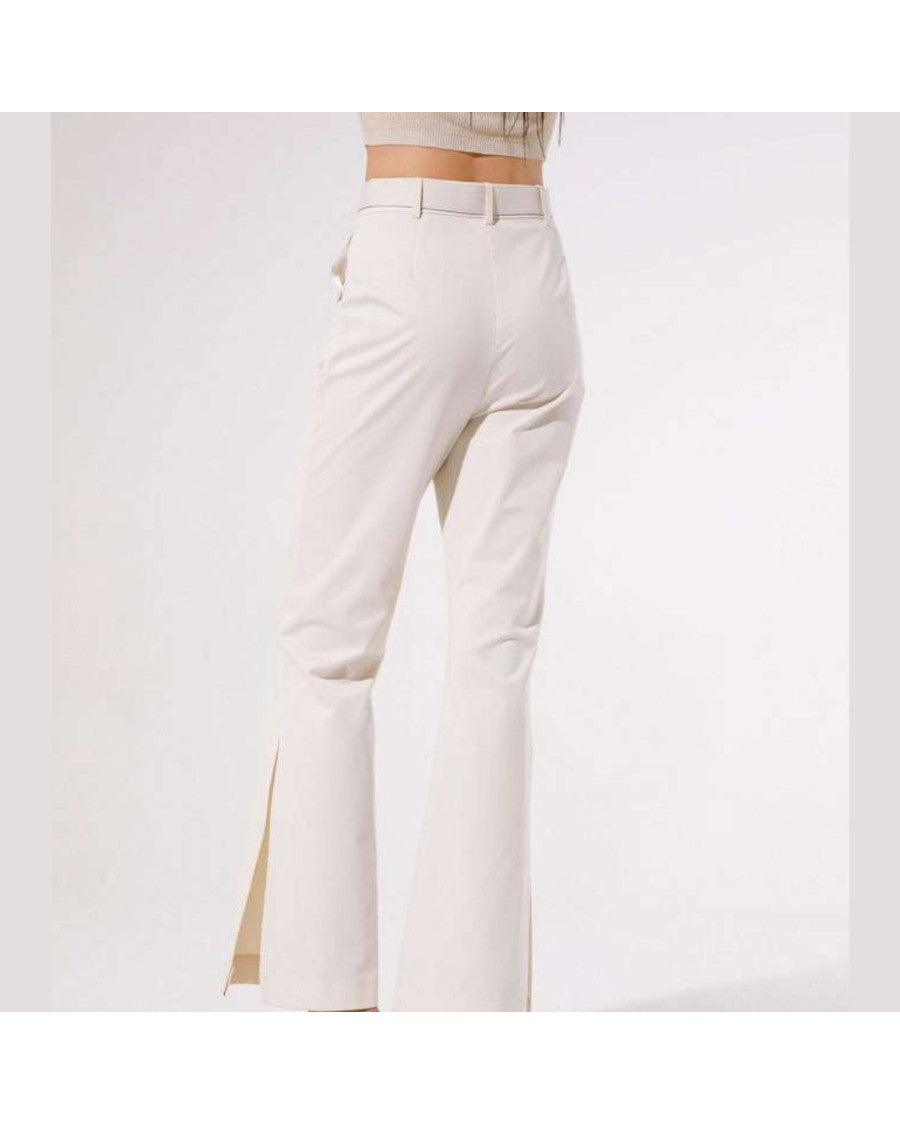 Pantalón beige con cinturón joya